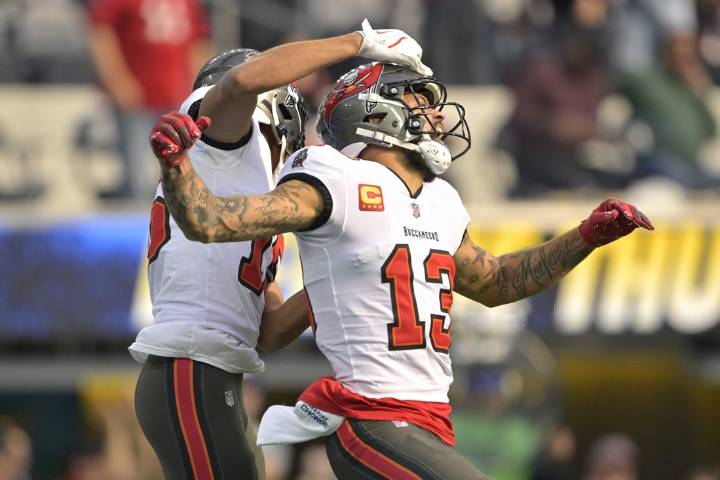 Deadspin | Report: Bucs WRs Mike Evans, Jalen McMillan returning to practice