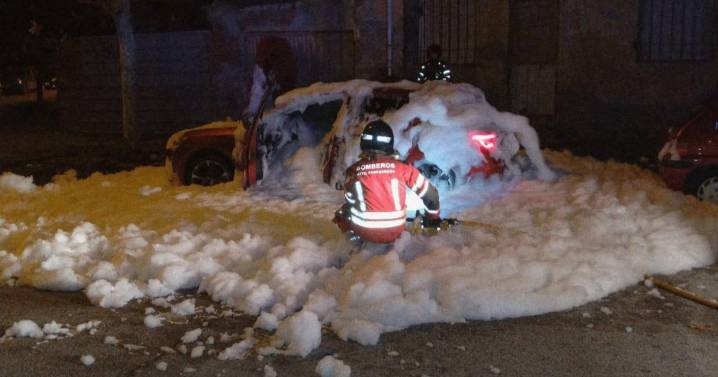 Odisea en Ponferrada para apagar el fuego de un vehículo microhíbrido que no dejaba de arder