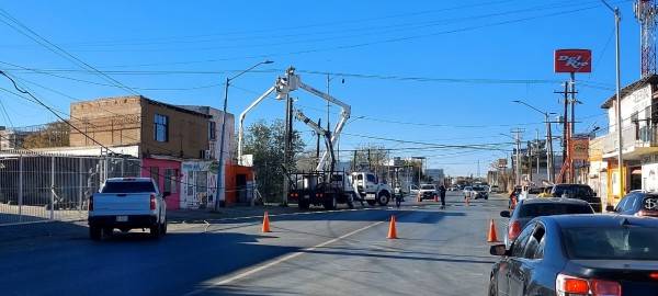 Cierran tramo de la Óscar Flores por sustitución de poste caído