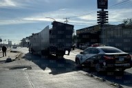 Tráiler invade carril del JuárezBus, se atora en estación y rompe caja de carga
