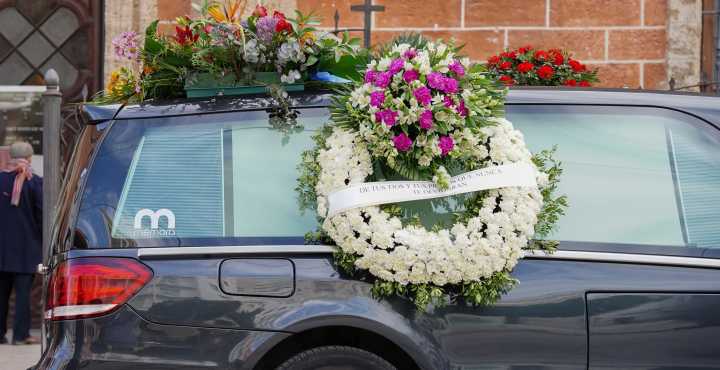 Family Calls Out Hearse Driver For Having Wild, Distracting Hair At Funeral