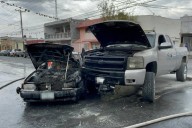Saltillo: choque en la Bellavista termina con taxi y camioneta envueltos en llamas