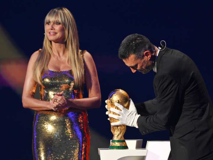 Lionel Scaloni llevó la Copa del Mundo al sorteo del Mundial 2026: unos guantes inmaculados y un deseo en voz alta (y en español) para lo que viene
