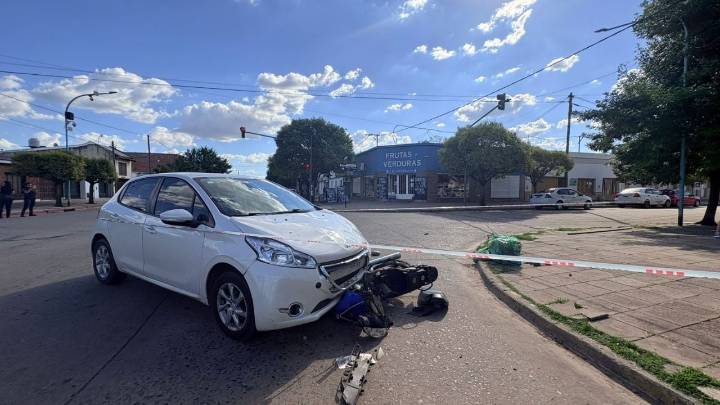 Un automóvil embistió a una motocicleta en Avellaneda y Pinto