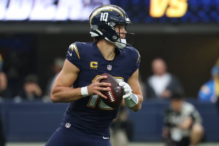 Deadspin | Chargers QB Justin Herbert breaks bone in non-throwing hand vs. Raiders