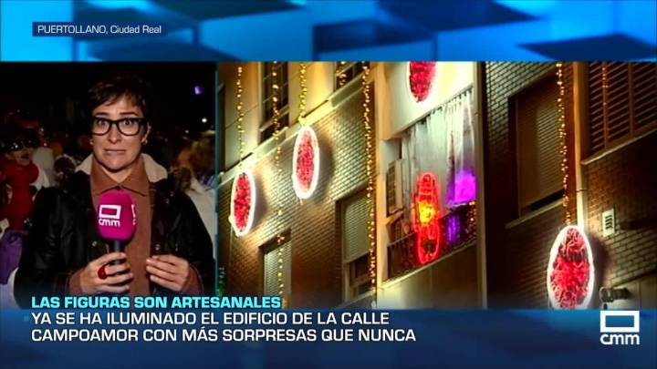 Iluminado el edificio de la calle Campoamor de Puertollano adornado con figuras artesanales