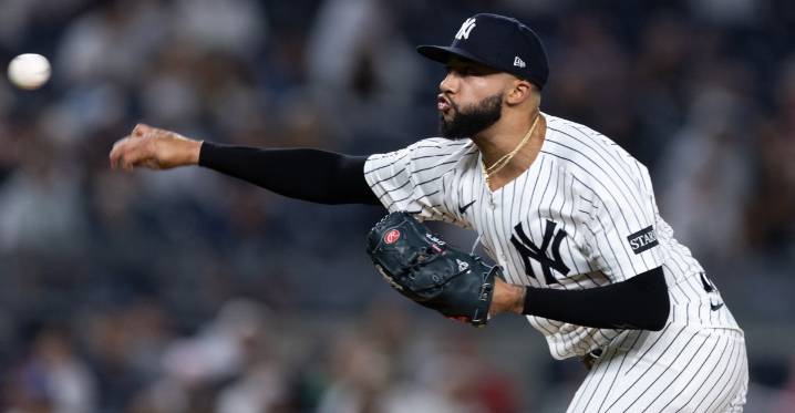 Mets, Devin Williams agree to three