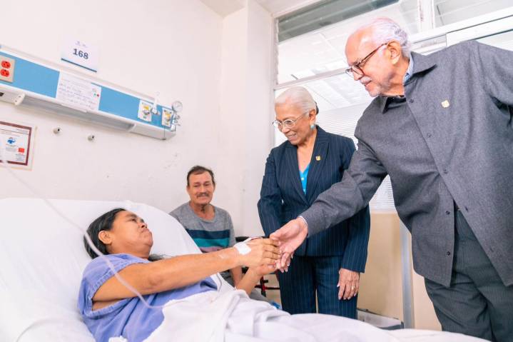 MANQ y su esposa Beatriz acompañan a beneficiarios de cirugías de rodilla y cadera