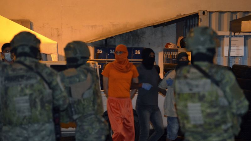 Familiares reclaman información tras nueva explosión en cárcel de Machala, Ecuador