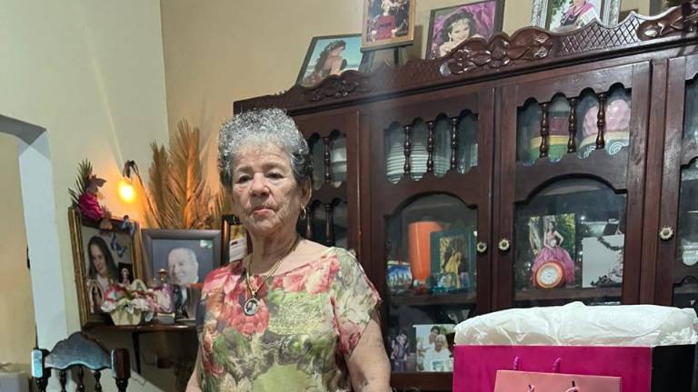 Celebra María del Rosario sus 79 años con su familia