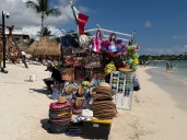 TRAEN DESORDEN Y ENCUBREN DELITOS: Advierten hoteleros contra el crecimiento del ambulantaje en las playas de Tulum