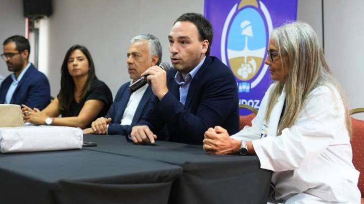 El ministro de Salud confrontó a los antivacunas y calificó de "payasada" la presentación en el Congreso