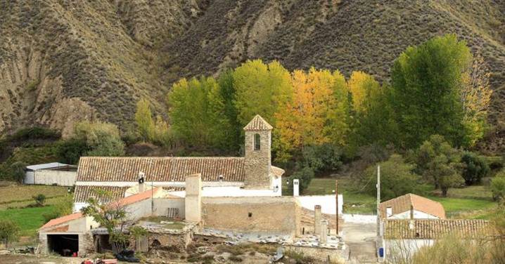 La preciosa aldea de Granada donde 100 familias trabajan la agricultura y ganadería ecológica como hace un siglo
