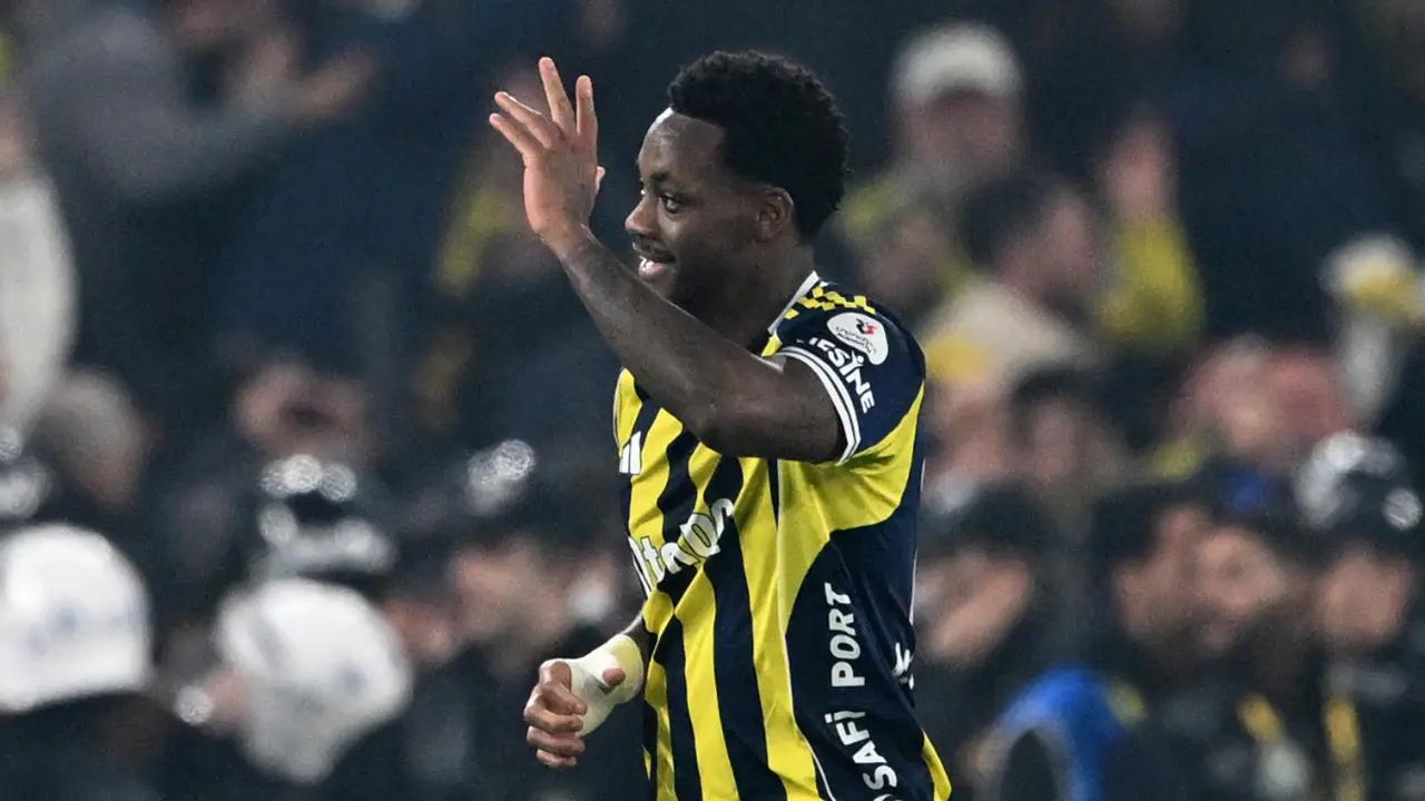 Curiosa reacción de Jhon Durán ante acecho de la prensa, tras gol contra Galatasaray