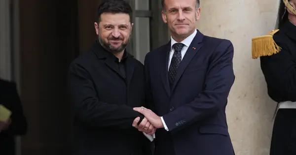 Zelenskyy se reúne con Macron en París por negociaciones de paz