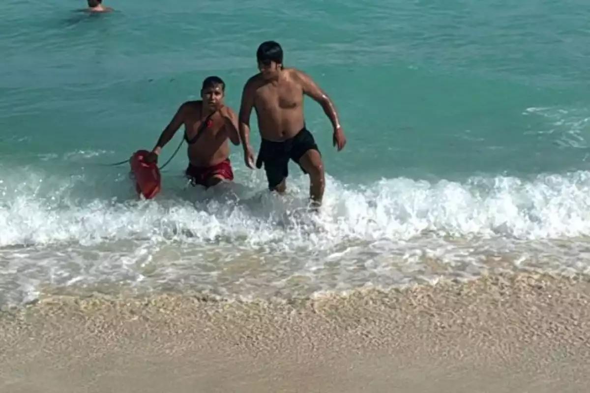 Rescatan a joven tras ser arrastrado por una corriente en Playa Delfines de Cancún