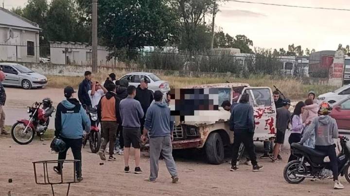 Corría una picada, chocó contra una camioneta y quedó incrustado en el parabrisas con múltiples fracturas