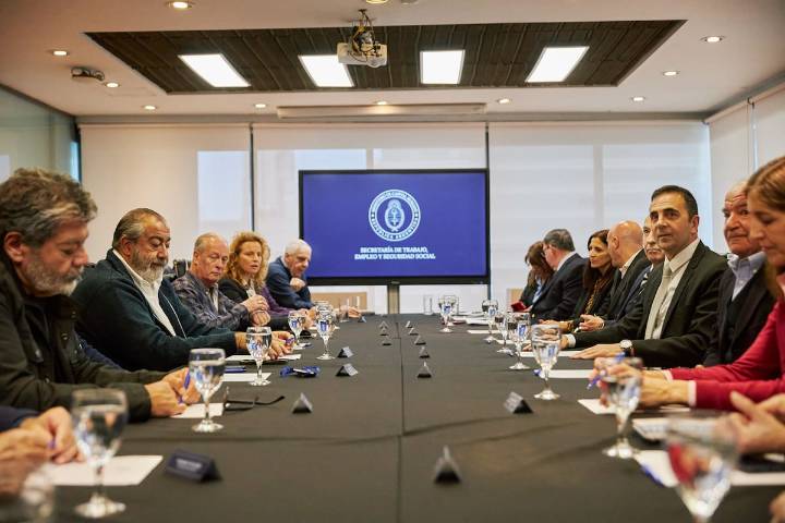 Tensión con los gremios. El Gobierno demora la publicación de la reforma laboral y se activaron contactos con la CGT