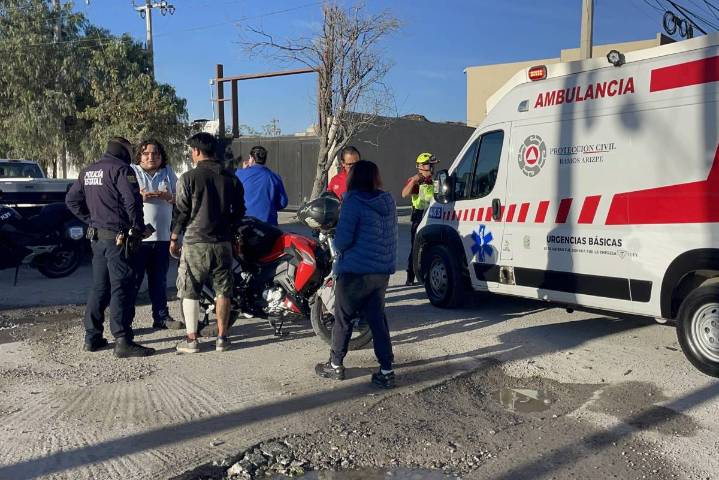 Ramos Arizpe: imprudente conductor derriba a pareja de jóvenes motociclistas