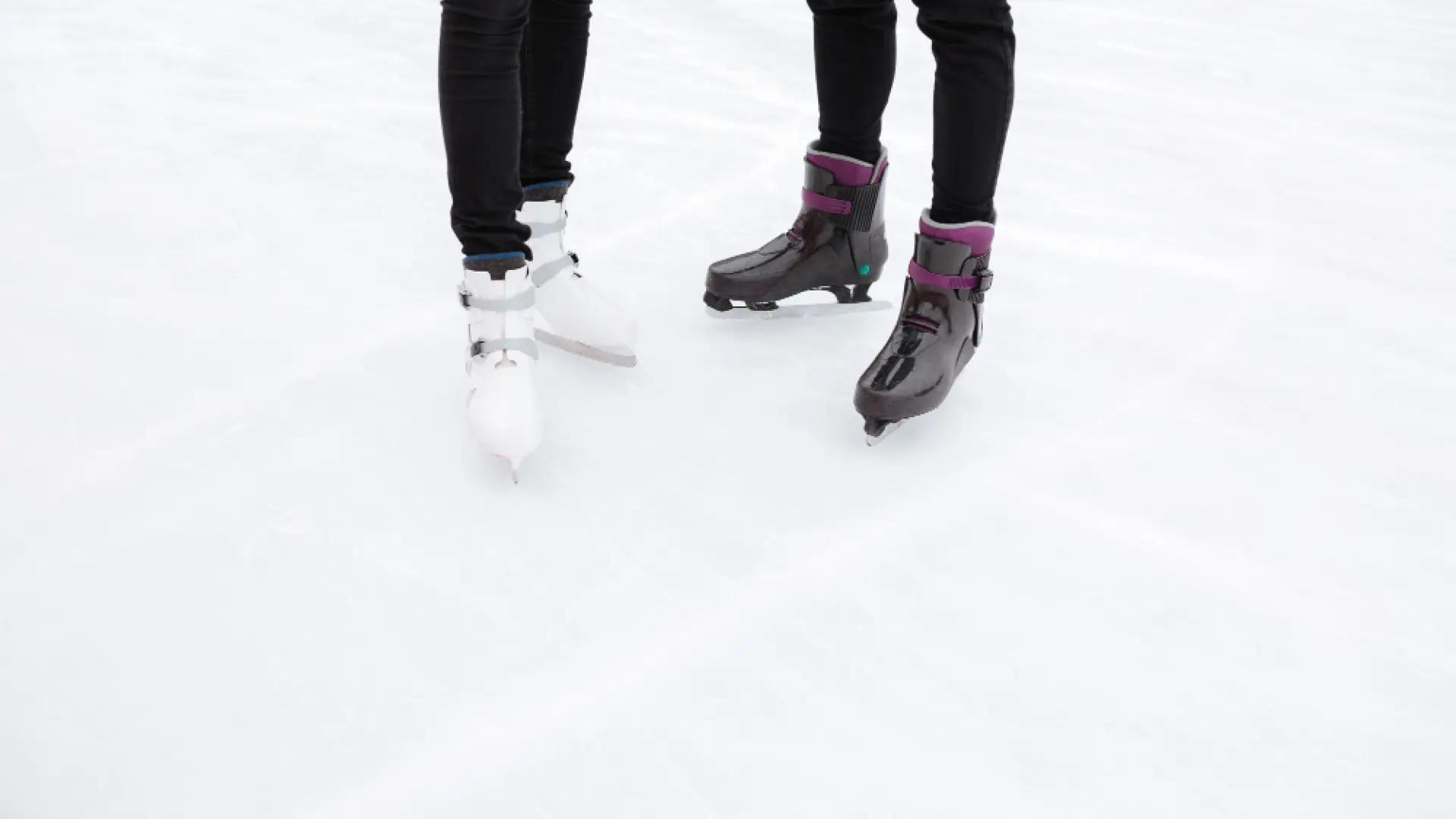 Es la más grande de Barcelona: así es la pista de hielo natural junto a un mercadillo de Navidad de estilo europeo