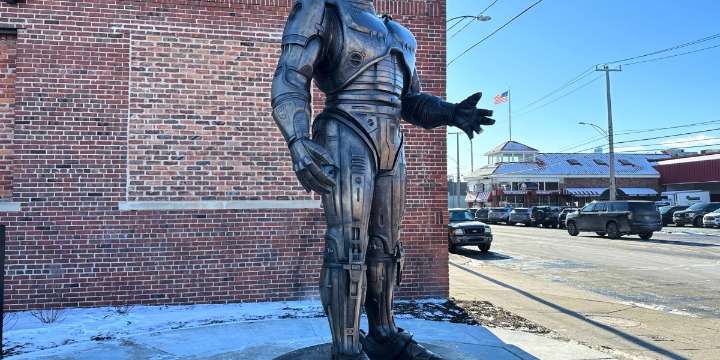 Detroit’s bizarre romance with its very own RoboCop statue reaches happy ending, 15 years after love/hate crowdfunding campaign kicked it off