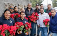 Tomás Gutiérrez y Teresita Escalante reparten nochebuenas en calles de Ramos Arizpe