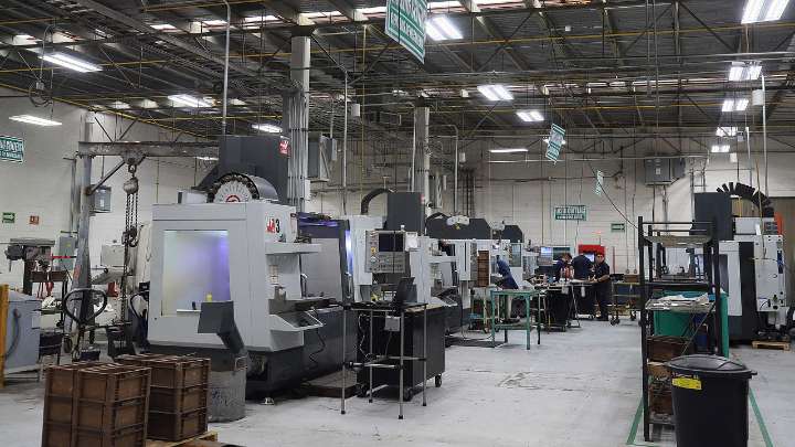 La producción industrial de México cae 0.7% anual en octubre, pese a repunte mensual