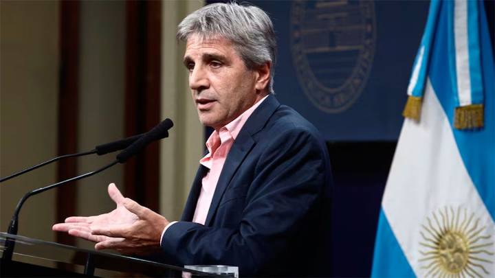 “Es el nivel más bajo en ocho años”: Caputo festejó la reducción de la inflación