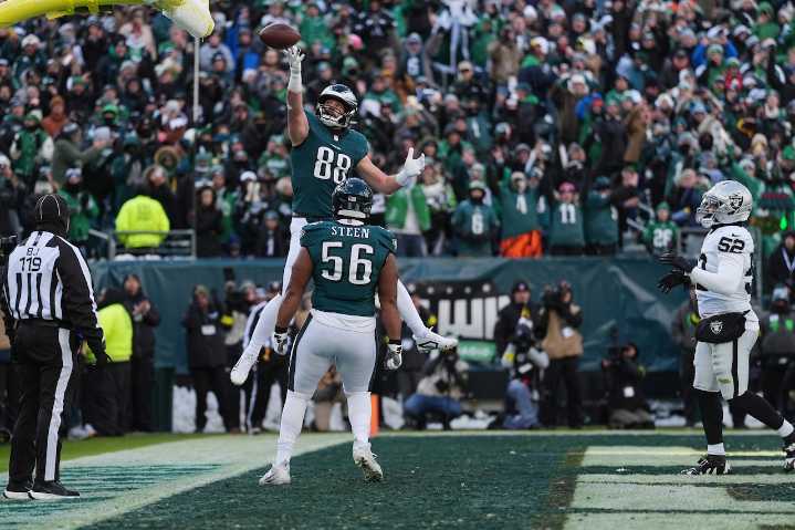 Eagles blow out Raiders, snap losing streak: Who stood out?