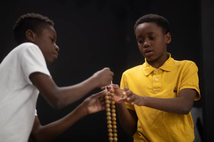 “Mola mucho, cantar es bonito”: los niños de San Ildefonso disfrutan del Sorteo