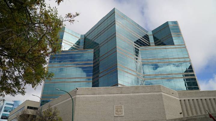 Man allegedly wandered through Winnipeg high school twice before grabbing student at St. Vital elementary