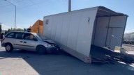 Trailero provoca accidente al intentar ganarle el paso al tren en Ramos Arizpe