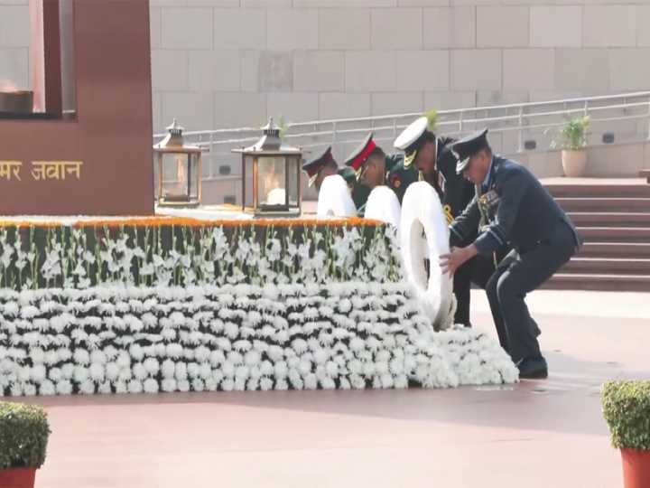 Top military leaders lay wreath at National War Memorial