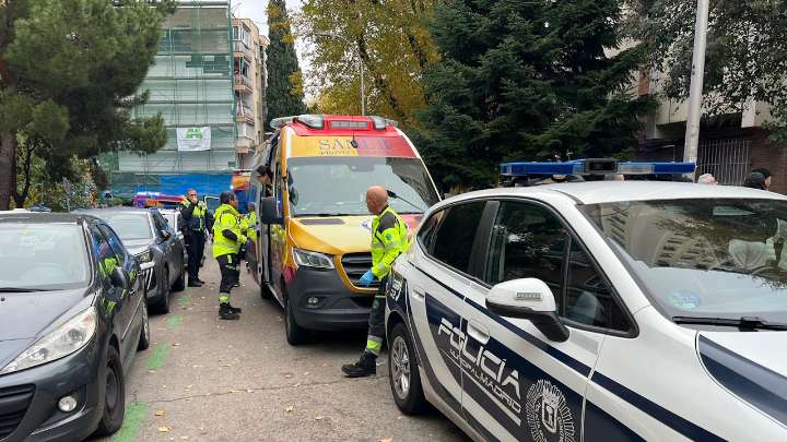 Muere una mujer tras precipitarse desde un décimo piso en Madrid con sus dos hijos de 3 años, que están muy graves