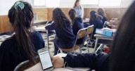 Congreso aprueba proyecto que desde 2026 regula y prohíbe los celulares en las salas de clases y se despacha a ley