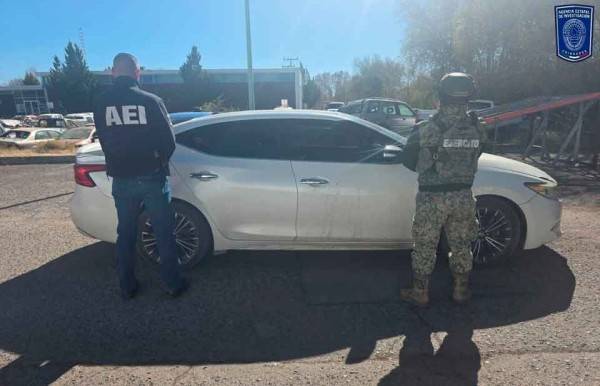 Aseguran auto con más de medio kilo de mariguana