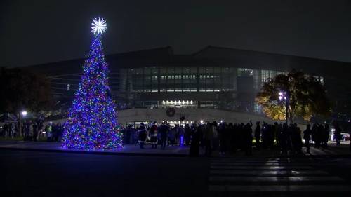 Fresno City Hall kicks off holiday season with tree lighting ceremony