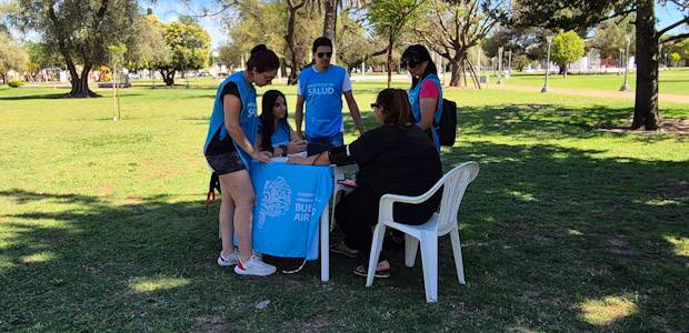 Los Promotores de Salud de Villegas se encuentran en la Plaza Principal tomando la presión y respondiendo consultas