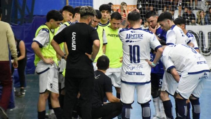 Unión Ezpeleta descendió a la D tras caer en el triangular por la permanencia