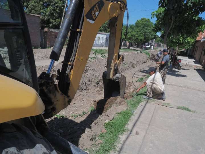 Orán: Avanza con nuevas obras de cordón cuneta para mejorar el drenaje y la seguridad vial
