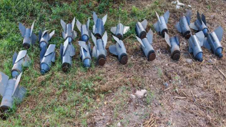 Aseguran 100 explosivos improvisados y arsenal en Escuinapa