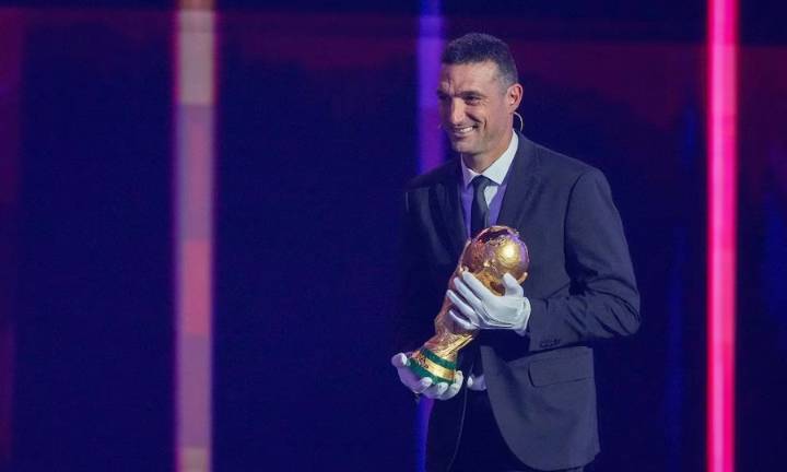 “Te pido disculpas”: el gesto de Gianni Infantino con Lionel Scaloni tras la petición de usar guantes para tocar la Copa del Mundo