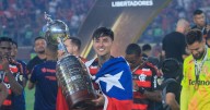 Erick Pulgar y sus compañeros del Flamengo rompen el trofeo de la Copa Libertadores