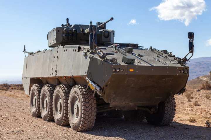 Defensa encarga a Indra modificaciones técnicas para los 8x8 y amplía el límite de entrega a 2028