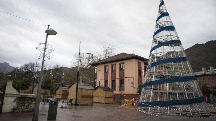 Foro Asturias critica el proceso de contratación de la iluminación navideña en Laviana