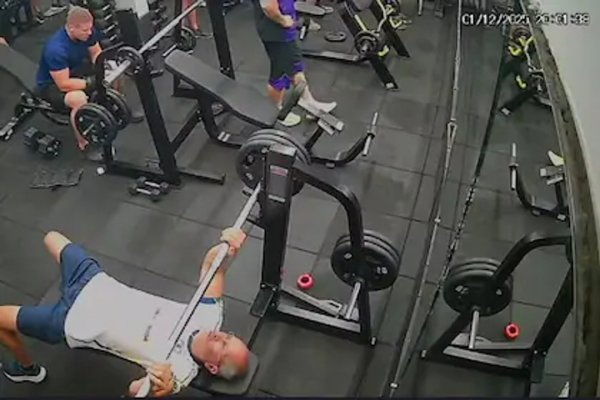 Fuerte video: así murió este hombre en pleno gimnasio tras haber sido aplastado por la barra que levantaba