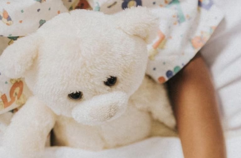 Mujer se lanza de un décimo piso con sus hijos de 3 años y deja dos sobrevivientes en trágico suceso