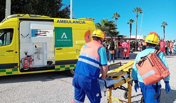 Herido un trabajador tras precipitarse desde cinco metros en una fábrica de Isla Cristina