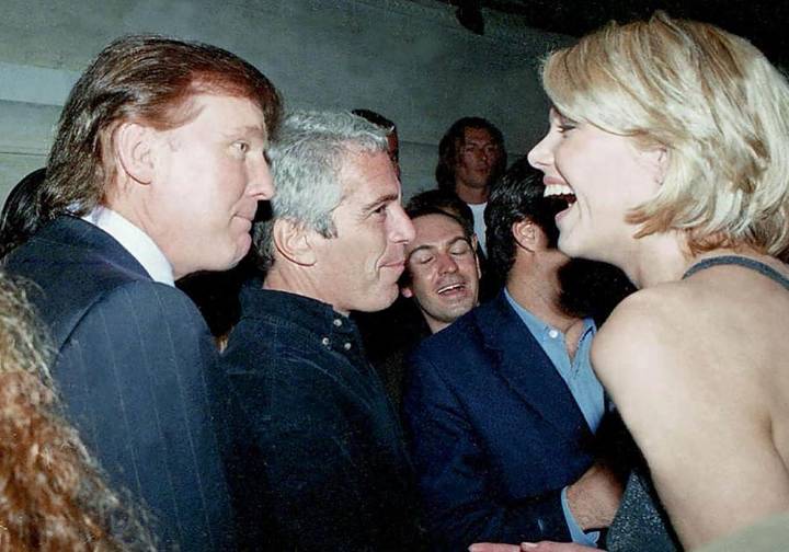 Los demócratas agitan el 'caso Epstein' y publican nuevas fotos de sus fiestas con Trump