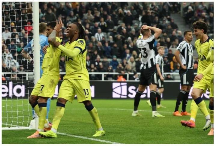 El Cuti Romero metió un golazo de chilena para el empate agónico del Tottenham ante Newcastle